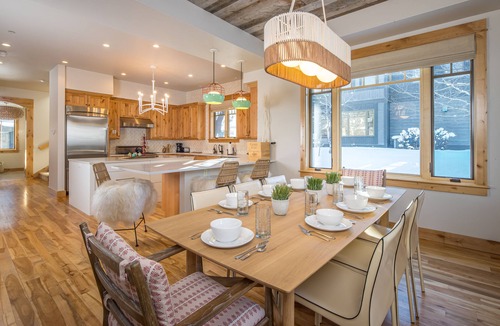 Big Sky House | Stunning, Modernized Town Center Home! Hot Tub! 15 Min Drive to Resort!