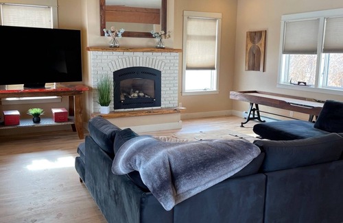 Bozeman House | Stunning Views from Big House on 12 Acres Near Town and River with Hot Tub