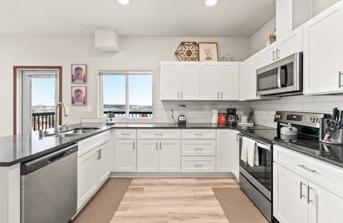 South Perry District Apartment | Stylish 2 Bed 2 Bath Near Perry District & DT!