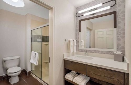 Acres Green Hotel | Stylish 2BR Suite for a Relaxing Stay | Breakfast Included | 3 Units