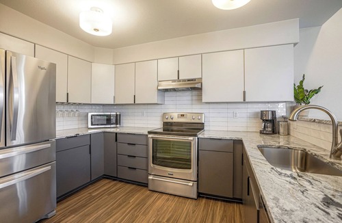 Barths House | Stylish Townhouse w/Spa-like Décor!