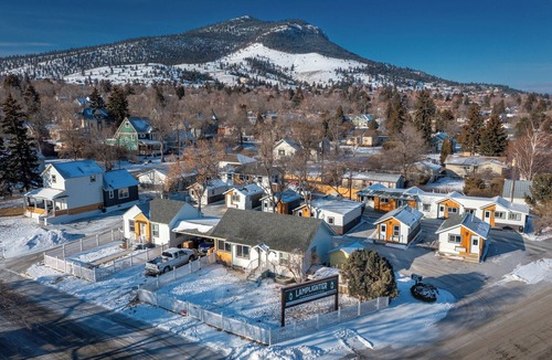 Helena House | Suite 35 - Victorian Suite W/Porch