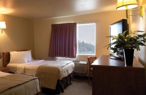 Kellogg Apartment | Suite Non-Smoking Queens at FairBridge Inn & Suites Kellogg