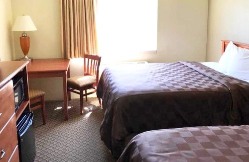 Kellogg Apartment | Suite Non-Smoking Queens at FairBridge Inn & Suites Kellogg