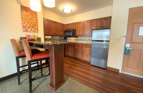 Great Falls Apartment | Suite with Full Kitchen | Free Breakfast & Pool