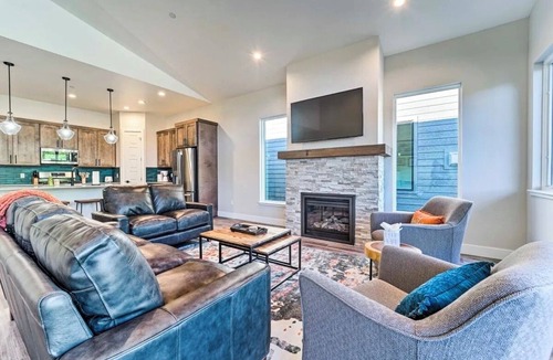 Purgatory House | Summer Vibes Only: Jacuzzi + Lake Views Just Minutes from Durango Tesla Charger