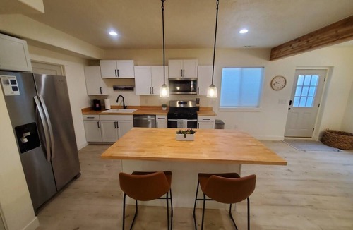 Utah County Apartment | Summit Creek Retreat - new, modern 2-bedroom apartment with fast fiber internet.