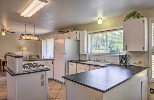 White Pine House | Sun-Soaked Trout Creek Escape < 2 Mi to River