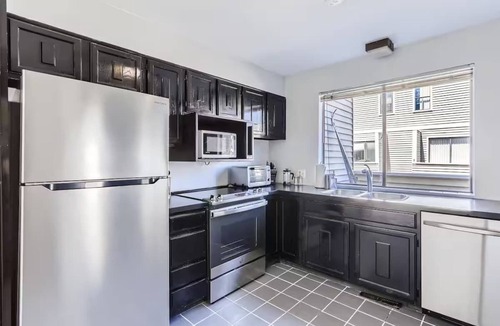 Washington Virginia Vale Condo | Sunny Suburban Getaway | 4BR Condo + Pool | 30 day