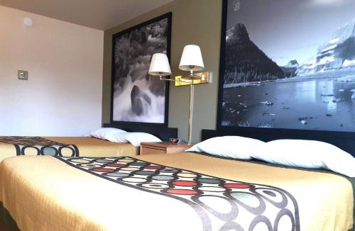 Hamilton Hotel | Super 8 by Wyndham Hamilton