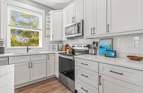 Corolla Light Condo | Swell | Walk to the Beach | Hot Tub, Dog Friendly, and Community Pool