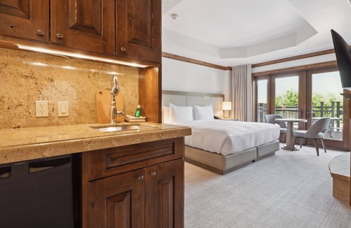 Aspen Hotel | The Aspen Mountain Residences Luxury Studio King Room Mountainside