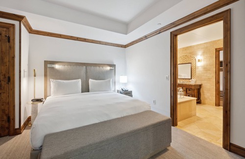Aspen Hotel | The Aspen Mountain Residences Luxury Studio King Room Mountainside