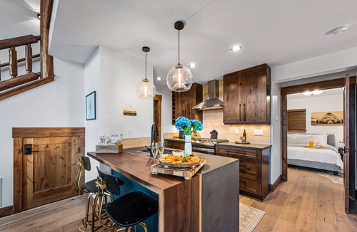 Estes Park Cabin | The Bears Den - Jacuzzi, Fireplace, BBQ Grill