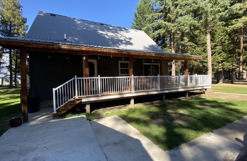 Lincoln House | The BLL Cabin with 4 kings and 1 full bed in town.