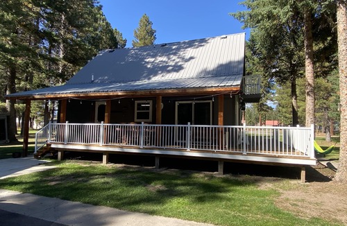 Lincoln House | The BLL Cabin with 4 kings and 1 full bed in town.