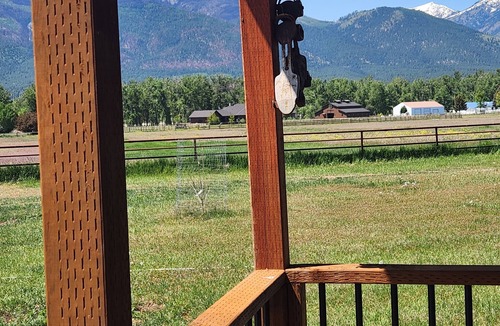 Stevensville Cabin | The Bunkhouse nTiny home with a farm feel.with WiFi,and AC.