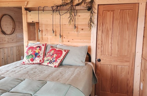 Stevensville Cabin | The Bunkhouse nTiny home with a farm feel.with WiFi,and AC.