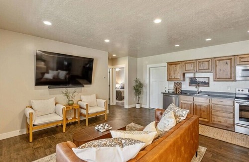 Cedar Hills House | The Cedar Nest | Valley Views, Patio & Grill