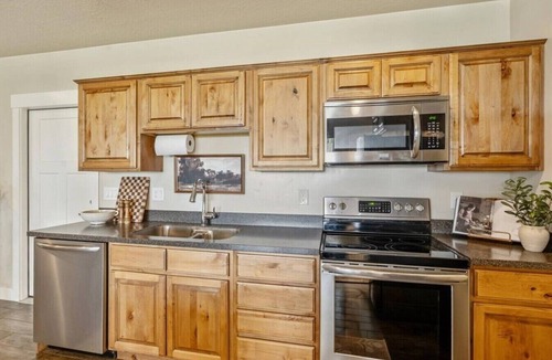 Cedar Hills House | The Cedar Nest | Valley Views, Patio & Grill