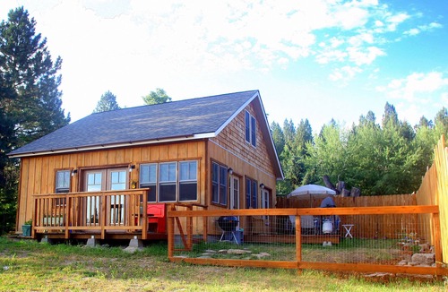 Hamilton Cottage | The Cottage at Farmstead Hollow; Warm and Cozy Retreat 2 miles West of Hamilton