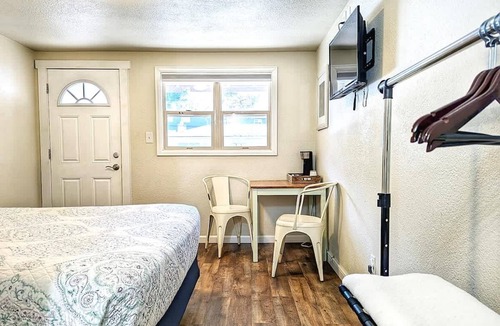 Manitou Springs Historic District Hotel | The Fountain Creek Inn | Basecamp Queen | #104