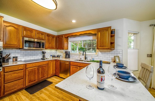 Cedaredge House | The Hidden Gem House- 3 Bedroom house with hot tub