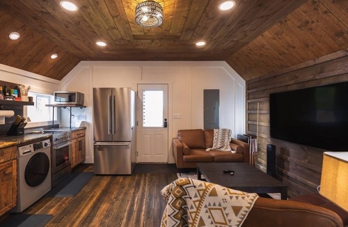 Darby Apartment | The Historic Hart Hotel - Renovated 2024!