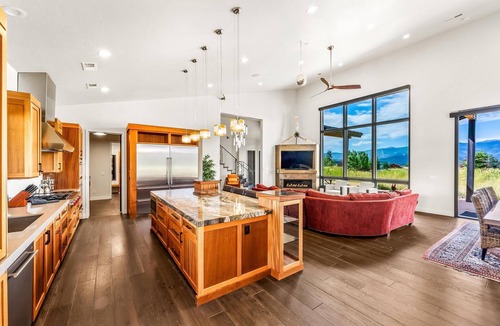 North Snyderville Basin House | The Lighthouse: A Luxurious Mountain Haven w/Hot Tub