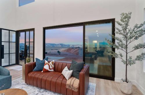 Greenehaven House | The Lookout- Luxe Hot Tub Firepit 50-Mile Views