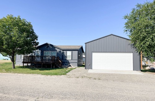 Fort Smith House | The perfect stayHome located right next to the Big Horn River and Yellowtail Dam