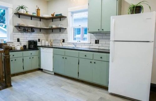 Sioux Falls House | The Place To B -King Bed , Massage Chair Book Now!