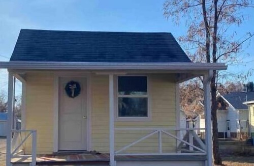 Miles City House | The yellow cottage