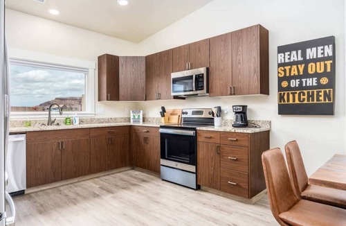 Kanab House | Thistle Retreat l Private Hot Tub I Pool I Views