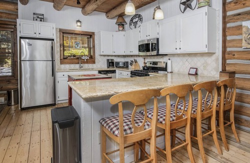 Timbercreek Lodges Cabin | Timbercreek #8b 2 Bedroom Home by RedAwning