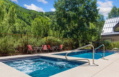 Telluride Condo | Top Floor Bay Window, Mountain & River Views + Pool & Hot Tub