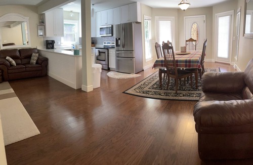 Fuquay-Varina House | Top-level of a modern split-level home.