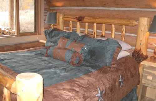 Darby House | Tranquil Mountain Glamping Retreat: Stunning Log Cabin with a Hot Tub in Darby, MT