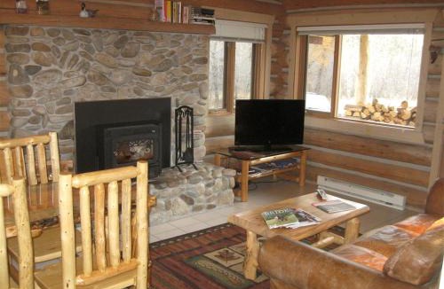 Darby House | Tranquil Mountain Glamping Retreat: Stunning Log Cabin with a Hot Tub in Darby, MT