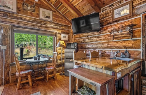 Coram Cabin | Trapper's Cabin, 7 Min to Glacier, Dogs Welcome