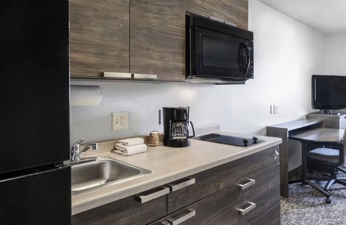Mitchell Hotel | Ultimate Comfort with Full Kitchen, Fridge, and Outdoor Grill – Near Corn Palace
