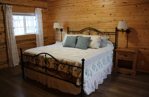 Grantsdale House | Ultra Luxury Mountain Retreat w/hot tub and huge game room with a bar & smart tv