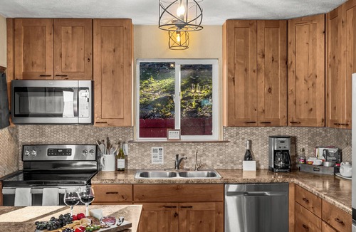 Bailey Cabin | UNBEATABLE VIEWS + Hot Tub + Fully Stocked + Pet Friendly!
