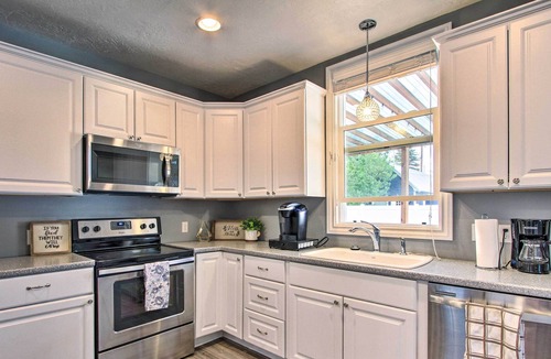 Great Falls House | Updated Great Falls Home w/ Fire Pit, Deck & Yard!