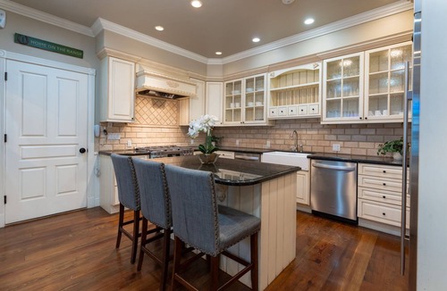 Aspen House | Updated Spacious Home w AC & Hot Tub Walk to Town!