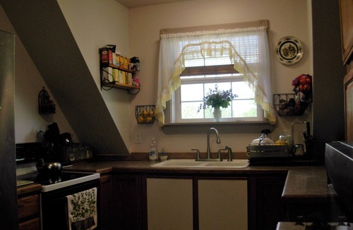 Bozeman House | Upstair 1 bed apt on an acre with mountain views. Minutes from Bozeman Airport.