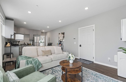 Minneapolis Apartment | Valclyde Haven/sleeps 4- Pet friendly - Steps to Child Hosp
