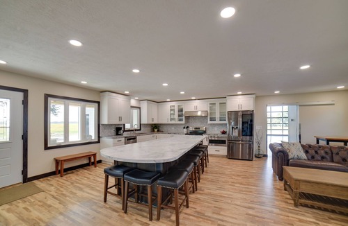 Renner House | Views, Hot Tub & Rooftop Deck! Iowa Family Home
