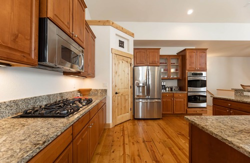 Evergreen Cabin | VIEWS! Luxury Cabin. HotTub. Near Red Rocks, Parks & Trails. Sleeps 8