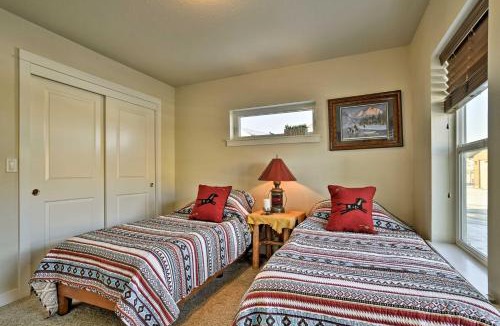 Ennis House | Walk to Main St! Ennis Townhome with Balcony